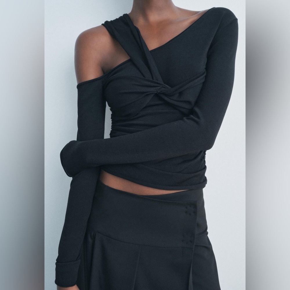 Zara CUT-OUT KNIT TOP Long Sleeve in Black Size Medium